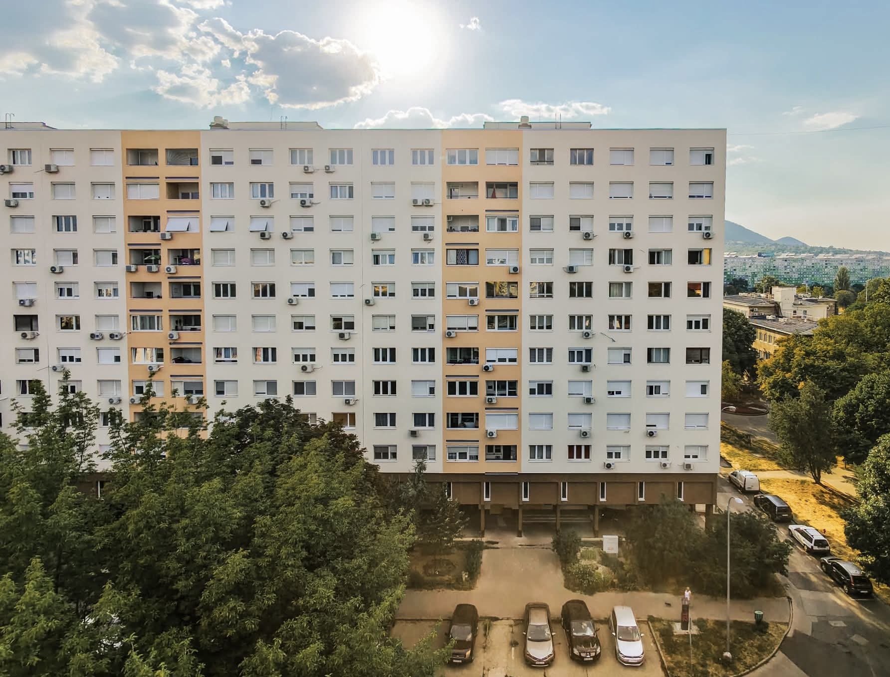 Felújított budapesti társasház homlokzata a MERBO kezelésében